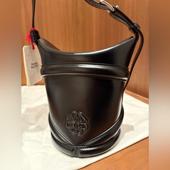 Alexander McQueen The Curve bucket bag small black - Picture 4 of 8